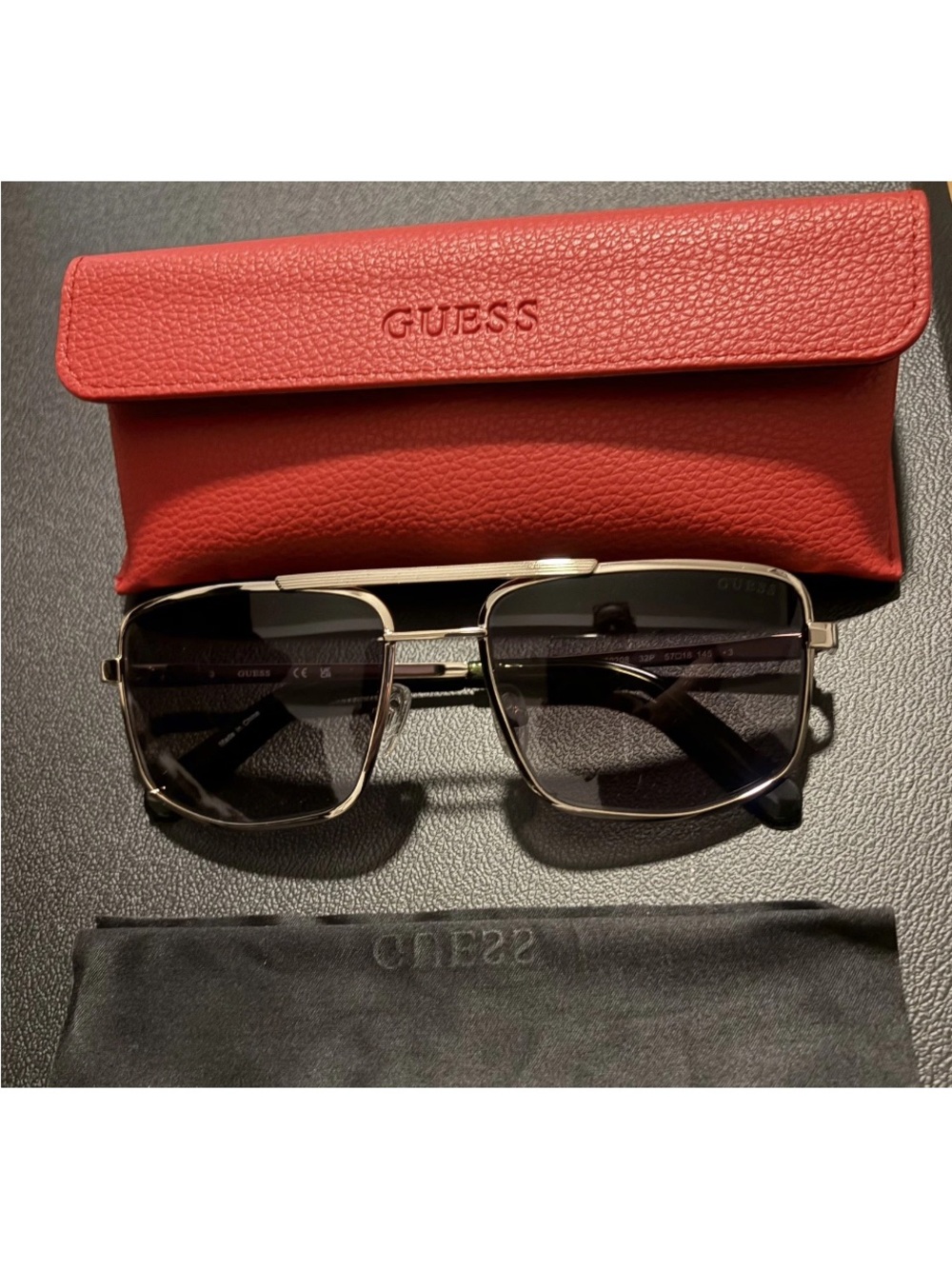 Guess Men's Aviators
Sunglasses Gold UV
Protection New w/cloth and case